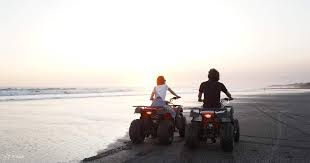 Main ATV di Pantai