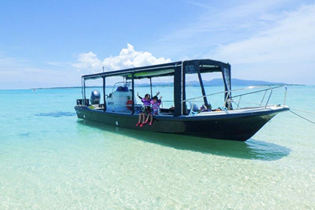 Menyewa Perahu di Pantai